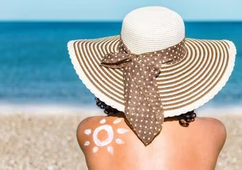 kobieta opala się nad morzem