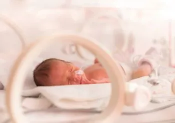 Wcześniak to niemowlę, które przyszło na świat pomiędzy 22. a 37. tygodniem ciąży. Większe dzieci mogą pozostać w inkubatorze krócej. Fot. Adobe Stock.