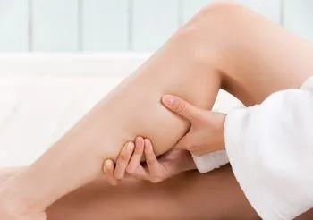 W zależności od przyczyny dobiera się odpowiednie leczenie opuchniętych nóg. Przede wszystkim ważne jest zadbanie o prawidłowe nawodnienie / Fot. Adobe Stock