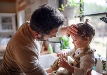Podkrążone oczy u dziecka mogą świadczyć o zmęczeniu.