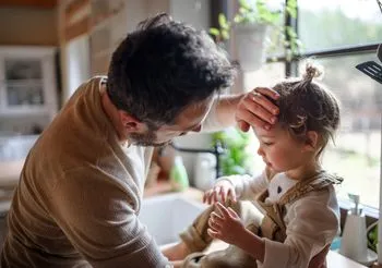 Podkrążone oczy u dziecka mogą świadczyć o zmęczeniu.