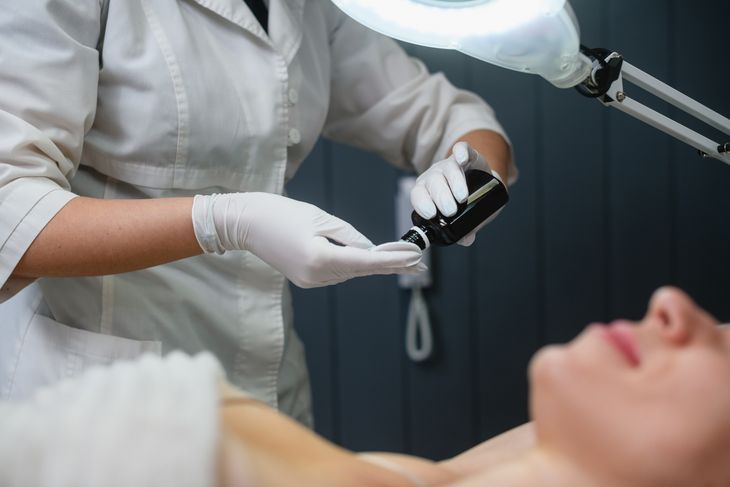 Uczulenie na lidokainę może przyjąć objawy skórne. Lidokaina jest używana do znieczulania np. w zabiegach kosmetycznych.