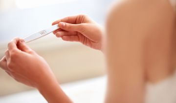 Testy ciążowe. Kiedy i jak ich używać?