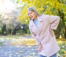 Kolka nerkowa – objawy. Gdzie boli kolka nerkowa i czy przejdzie sama?