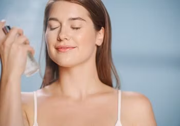 Czysta woda termalna w sprayu dostępna jest aptekach. Może to być woda termalna do spryskiwania ciała i wymagająca osuszenia albo pozostawiana na skórze do wyschnięcia. Fot. Adobe Stock.