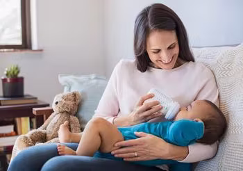 Mama karmi dziecko butelką
