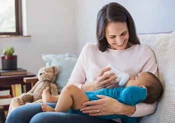 Mama karmi dziecko butelką