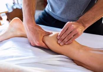 W likwidacji obrzęku limfatycznego może pomóc specjalny masaż u fizjoterapeuty.