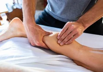 W likwidacji obrzęku limfatycznego może pomóc specjalny masaż u fizjoterapeuty.