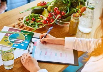 Do produktów wskazanych w diecie ubogopurynowej zaliczamy m.in. warzywa (pomidory, ogórki, sałata, ale także buraki, marchew i ziemniaki, kapusta, cebula i cukinia).