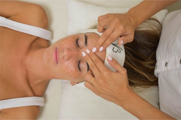 W kosmetykach do twarzy hydrated silica pochłania nadmiar sebum, ogranicza błyszczenie się skóry.