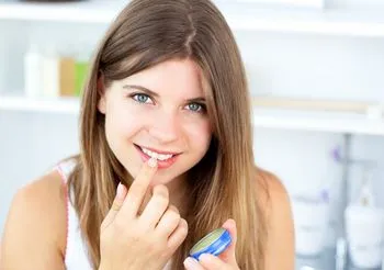 Wazelinę do ust stosuje się dla zapobiegania utracie wody, wygładzania i zmiękczania skóry. Produkt występuje w pomadkach w sztyfcie i jako maść w pudełku.