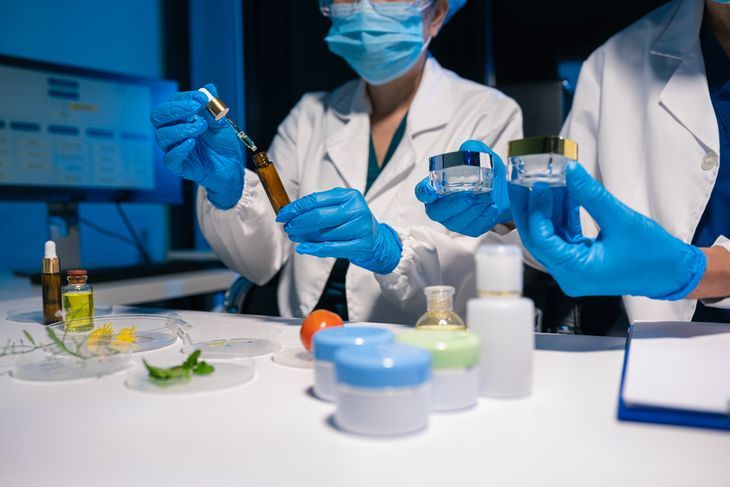 Polysorbate 80 pomaga równomiernie rozprowadzić olejki eteryczne i zapach w kosmetykach.