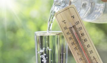 Ile wody powinniśmy pić podczas upałów?