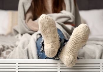 Zimne stopy rozgrzejemy, nosząc luźne wełniane skarpety.