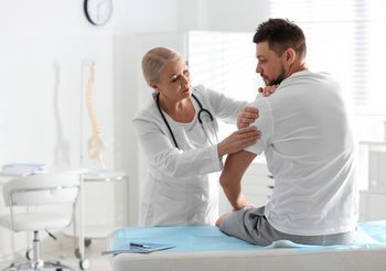 Polineuropatia to uszkodzenie nerwów, objawia się zwykle drętwieniem lub mrowieniem kończyn. 