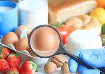lupa skierowana na produkty uczulające: jaja, pszenny chleb, mleko, truskawki, orzechy, ser i in.