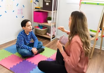 Afazja to utrata zdolności mówienia i rozumienia mowy. Leczenie afazji wymaga wielu ćwiczeń. 