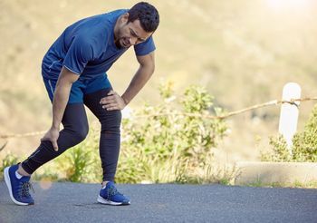 Skurcze mięśni u trenującego jogging.