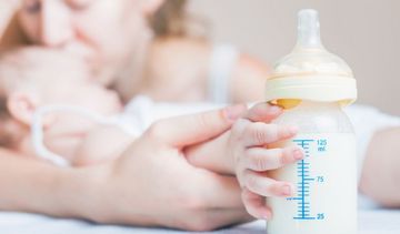 Karmienie mlekiem modyfikowanym, kiedy kobieta nie karmi piersią