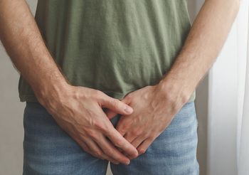 Pryszcze na penisie, nowopowstałe w tym miejscu krostki, wysypka czy nadżerka wymagają obserwacji i konsultacji z lekarzem / Fot. Adobe Stock