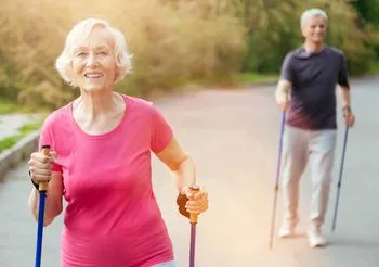Polscy seniorzy to coraz częściej osoby świadome tego, jak bardzo ich zdrowie i jakość życia uzależnione są od ich własnych codziennych wyborów. Starsi ludzie na rowerach, z kijkami do nordic walkingu, na basenie czy zajęciach jogi to coraz częstszy widok w naszym kraju