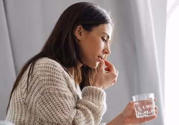 Łączenie aspiryny z ibuprofenem grozi uszkodzeniem błony śluzowej żołądka i nerek.