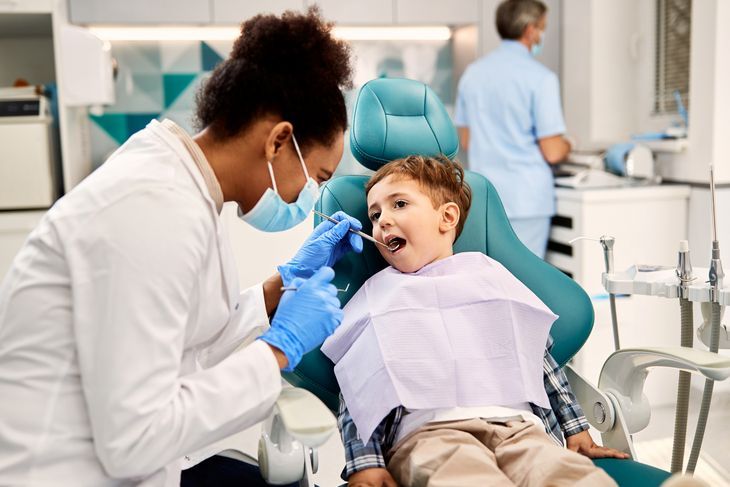 Nieprzyjemny zapach z ust u dziecka? Trzeba pójść do dentysty.