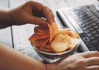 Dla tych, którzy większość posiłków jedzą w biurze, a za nadwagę winią siedzący tryb życia oraz nieprawidłowe odżywianie się w pracy została stworzona dieta biurowa.