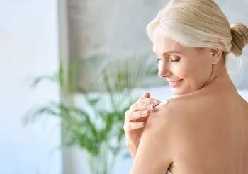 Kwas kaprylowy jest dodawany do kremów i balsamów do twarzy, ciała i włosów - odżywia skórę i włosy i zmiękcza je.