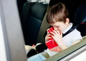 Chłopiec wymiotuje w samochodzie