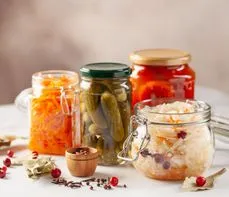Naturalne probiotyki, czyli moc kiszonek i mleka fermentowanego