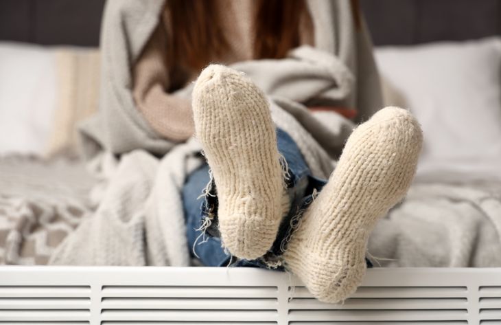 Zimne stopy rozgrzejemy, nosząc luźne wełniane skarpety.