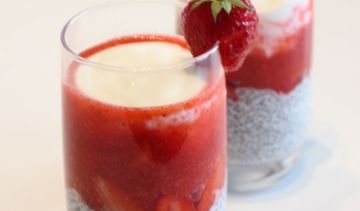 Fit deser chia z truskawkami – przepis na efektowną i zdrową słodkość