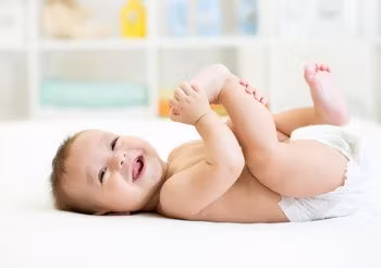 Alergia na pampersy jest zazwyczaj wywołana przez zapachy, barwniki, kleje lub środki konserwujące w pieluchach.