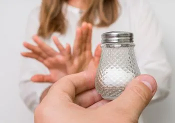 Kobieta odmawiająca spożywania soli