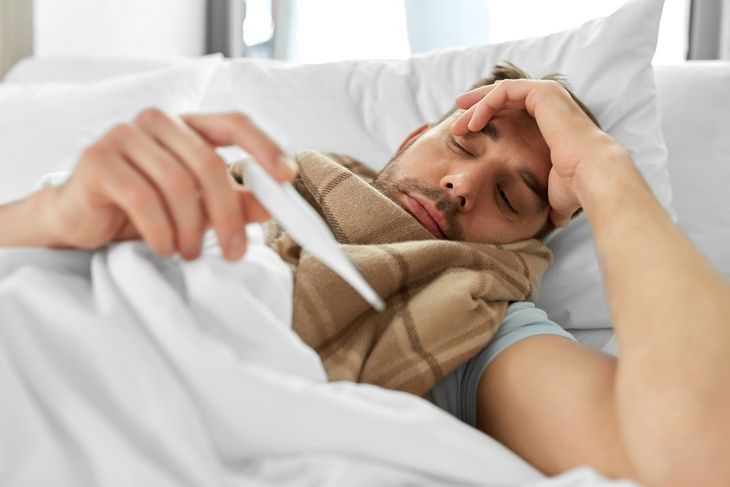 Jak zbić gorączkę u dorosłych? Zwykle stosuje się leki z grupy niesteroidowych leków przeciwzapalnych lub paracetamol.