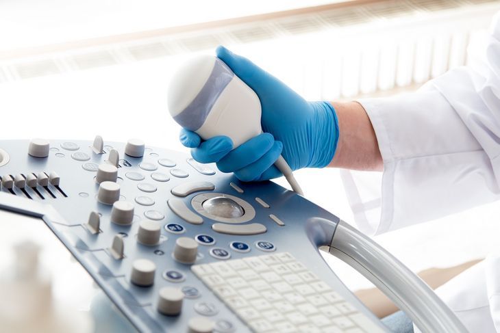 USG stawów znajduje zastosowanie w diagnostyce takich stanów, jak zwichnięcie czy skręcenie / Fot. Adobe Stock