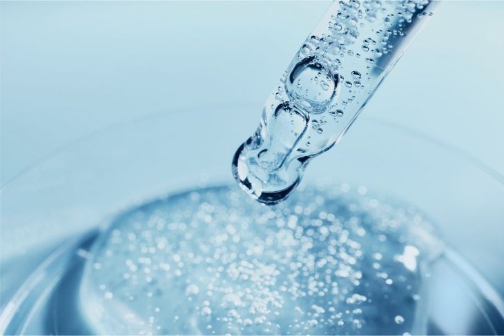 Propanediol działa przede wszystkim jako humektant i rozpuszczalnik.