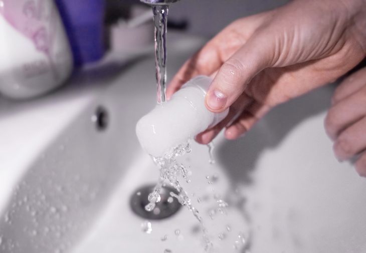 Ałun w krysztale albo w sztyfcie trzeba zmoczyć wodą przed użyciem. Fot. Adobe Stock. Ałun w krysztale albo w sztyfcie trzeba zmoczyć wodą przed użyciem. Fot. Adobe Stock.