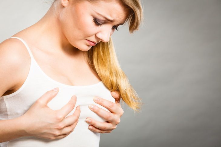 Kobiety odczuwają ból piersi najczęściej w związku ze zmianami hormonalnymi w czasie miesiączkowania, rzadziej przez zmiany w budowie piersi lub zwyrodnienia stawów ścian klatki piersiowej.