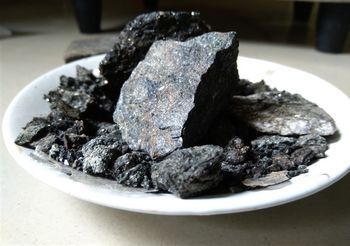 Mumio, zwana też shilajit, to substancja podobna do żywicy, powstająca z rozkładu górskich roślin na skałach w Azji. Jest składnikiem suplementów diety.