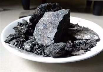 Mumio, zwana też shilajit, to substancja podobna do żywicy, powstająca z rozkładu górskich roślin na skałach w Azji. Jest składnikiem suplementów diety.