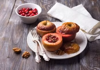 pieczone jabłka z żurawiną i cynamonem