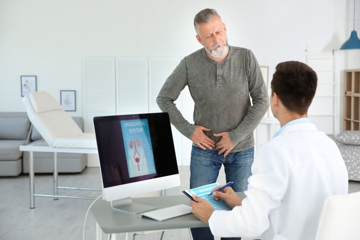 Prostata wymaga badań profilaktycznych u urologa – dla mężczyzn po 40. roku zaleca się je raz do roku. To jedyna możliwość, aby wcześnie zdiagnozować nieprawidłowości i podjąć leczenie.
