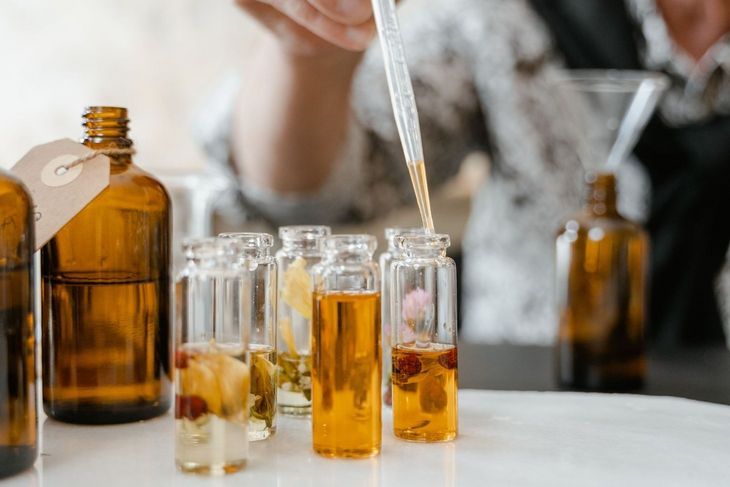 Alpha-Isomethyl Ionone odpowiada za kwiatowe, fiołkowe nuty zapachowe kosmetyków.
