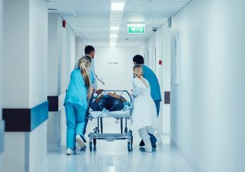 Pacjent z delirium tremens w szpitalu.