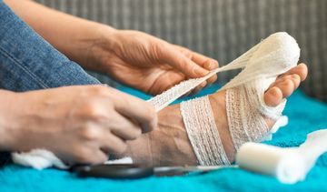 Leczenie zespołu stopy cukrzycowej – wyrównanie cukrzycy, opatrunki, odciążenie kończyny