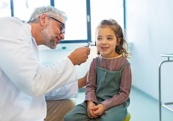 Wyciek z ucha u dziecka powinien obejrzeć lekarz.