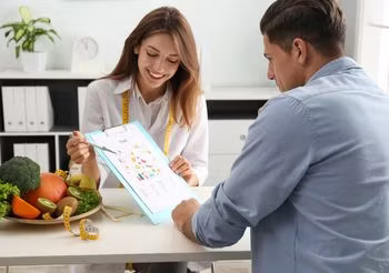 Zanim zdecydujemy się wprowadzić post przerywany, o wadach i zaletach rozwiązania warto porozmawiać z dietetykiem. 